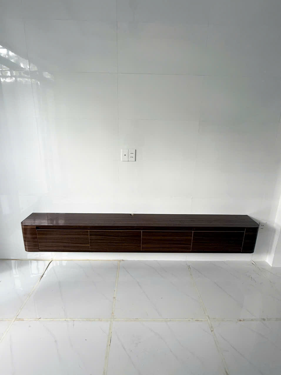 KỆ TIVI TREO TƯỜNG NHỰA CỨNG ECOPLAST CAO CẤP TVEC57 - Ảnh 2