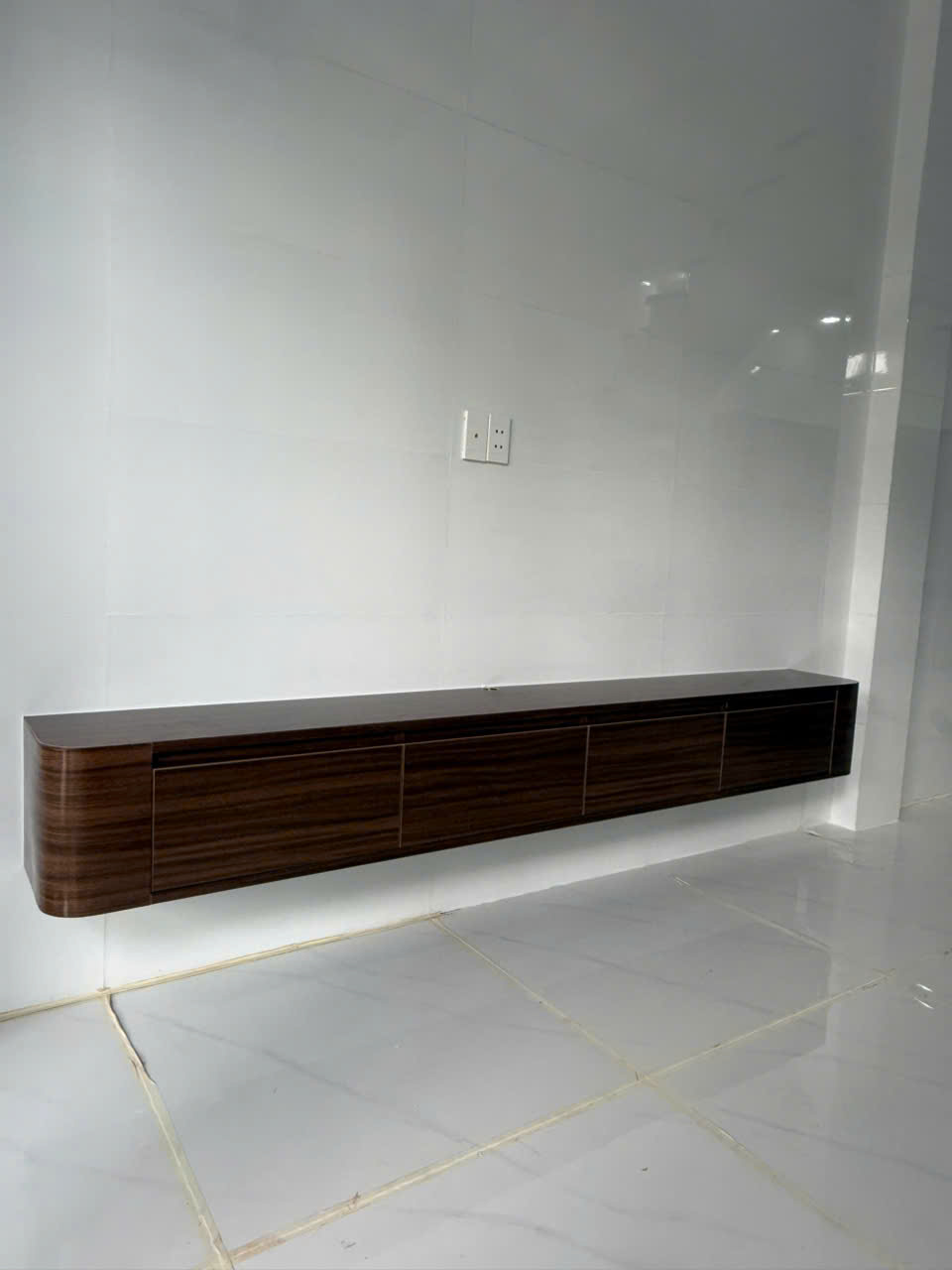 KỆ TIVI TREO TƯỜNG NHỰA CỨNG ECOPLAST CAO CẤP TVEC57