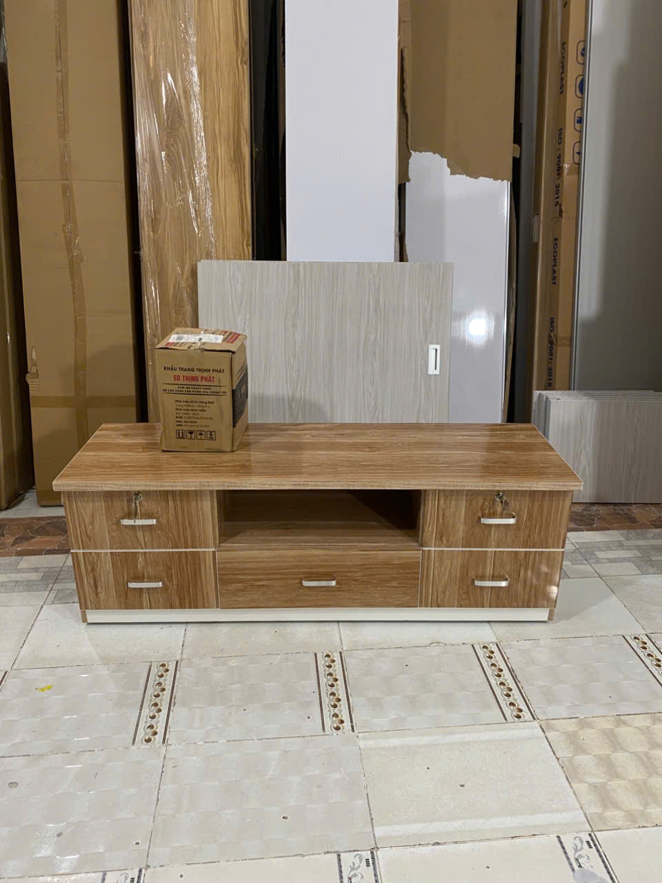 KỆ TIVI NHỰA ĐÀI LOAN KTVR114