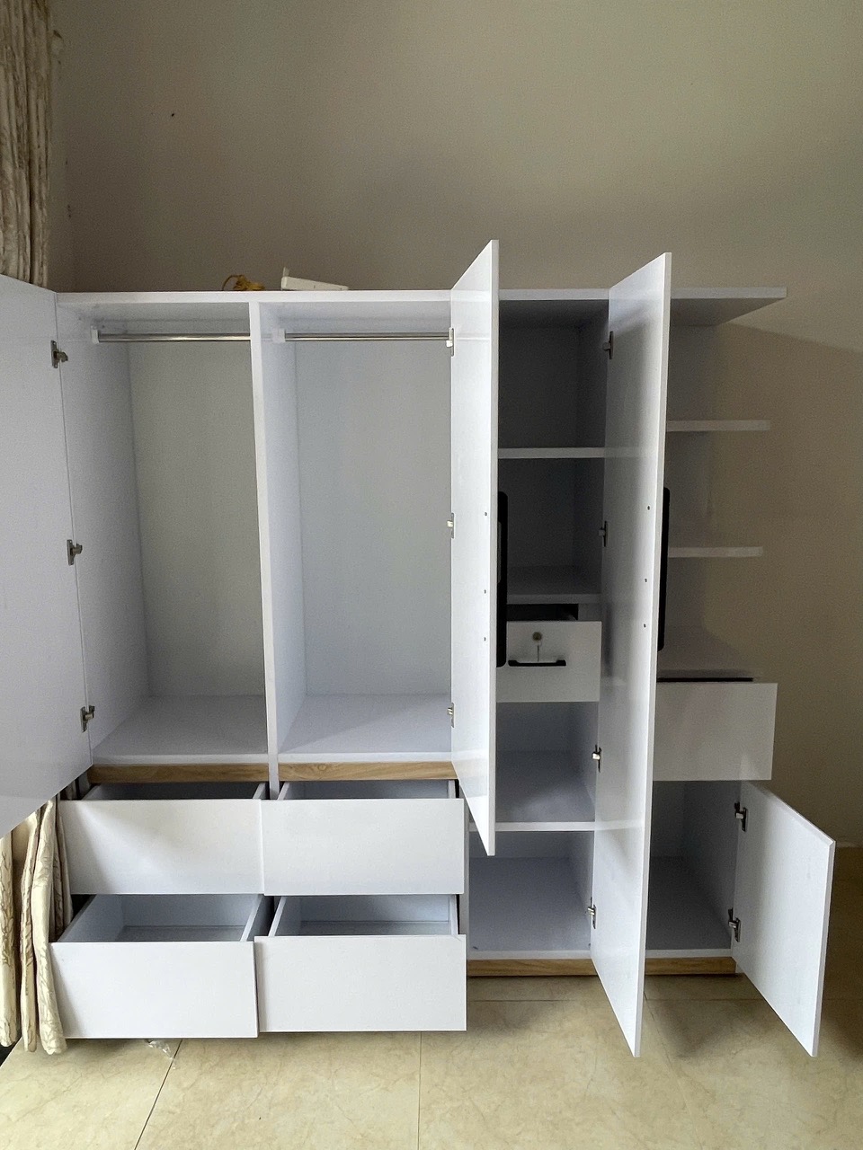 TỦ ÁO 3 CÁNH CÓ KỆ TRANG TRÍ NHỰA CHIN HUEI TNL437 - Ảnh 2
